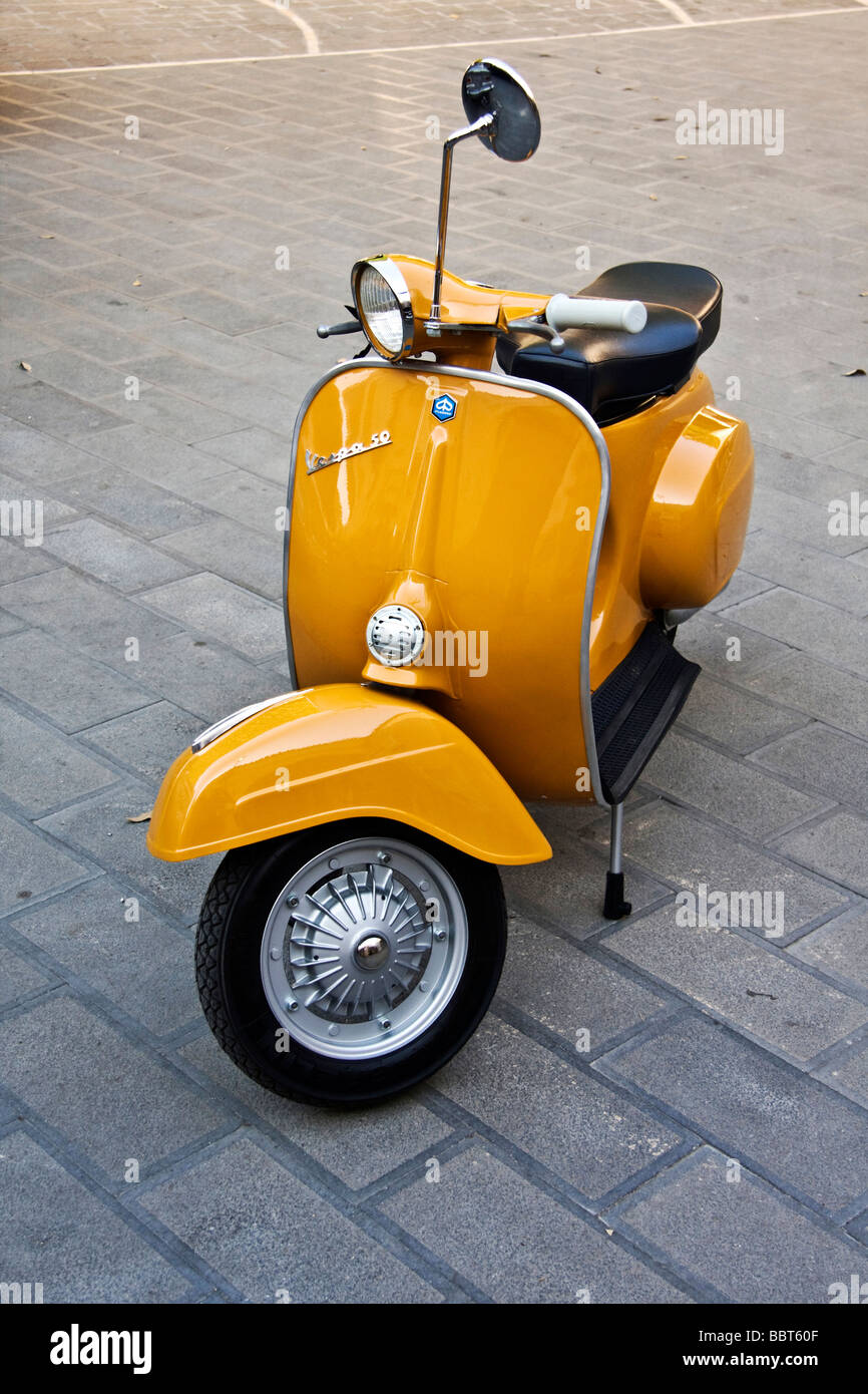 Piaggio vespa 50 especial Vintage 1965 restaurado scooter italiano  Fotografía de stock - Alamy
