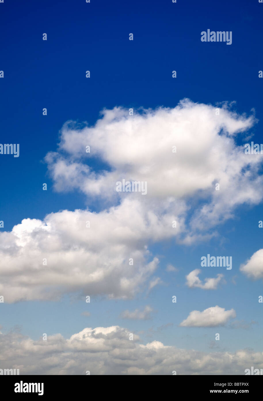 Cielo azul con nubes cumulus Foto de stock