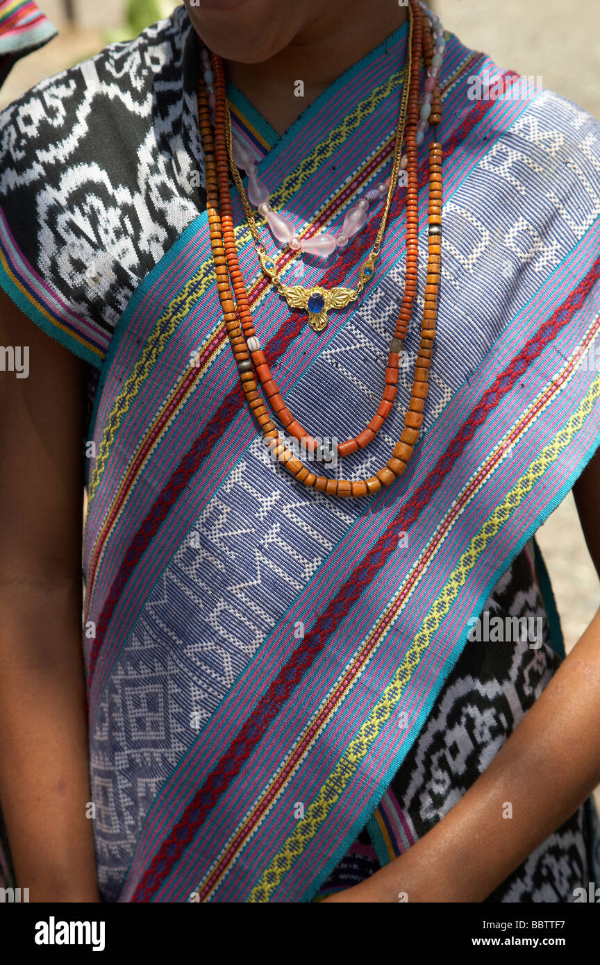Painet jq4269 Timor Leste chica vestida con un traje tradicional incluyendo tejidos ikat beads oecussiambeno Asia oriental sur se artesanía Foto de stock