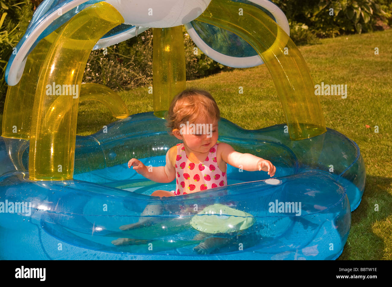 niña jugando con bebe
