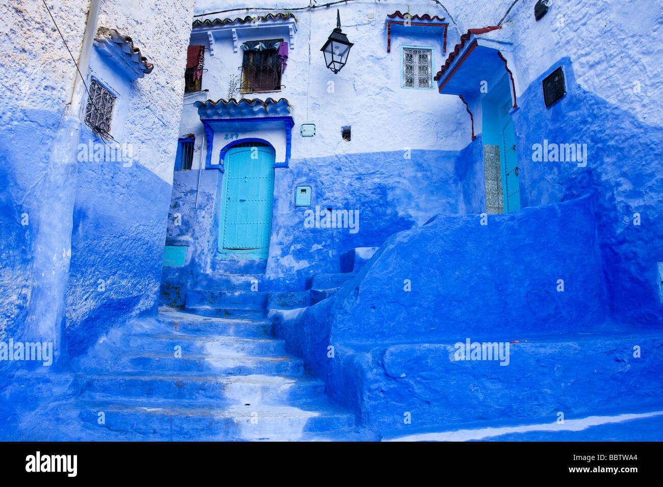 Pasos pintadas de azul en Chefchaouen Marruecos Norte de África Foto de stock