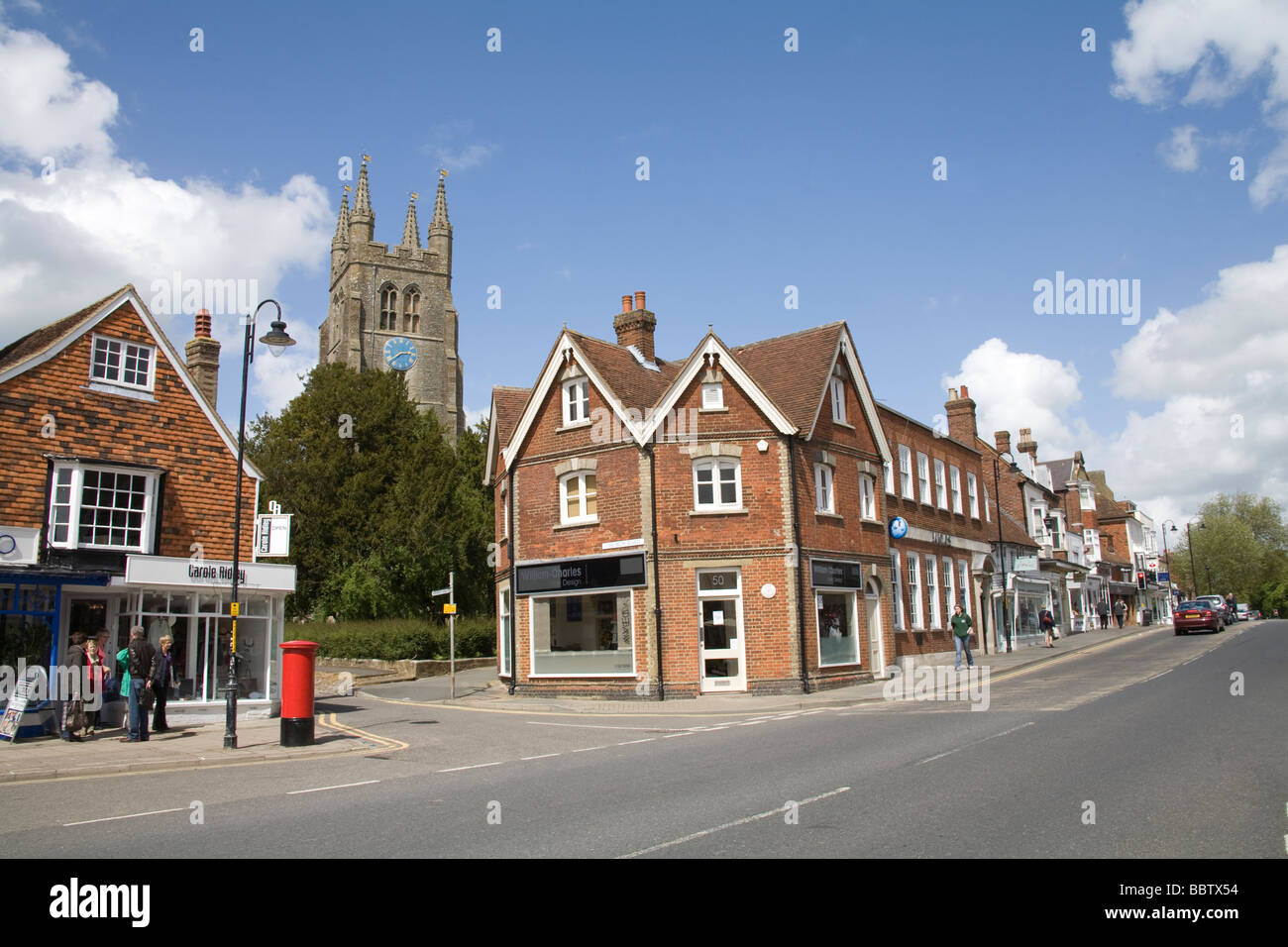 Tenterden Kent England Reino Unido puede mirar a lo largo de la amplia calle principal con la torre de la Iglesia un notable hito Foto de stock