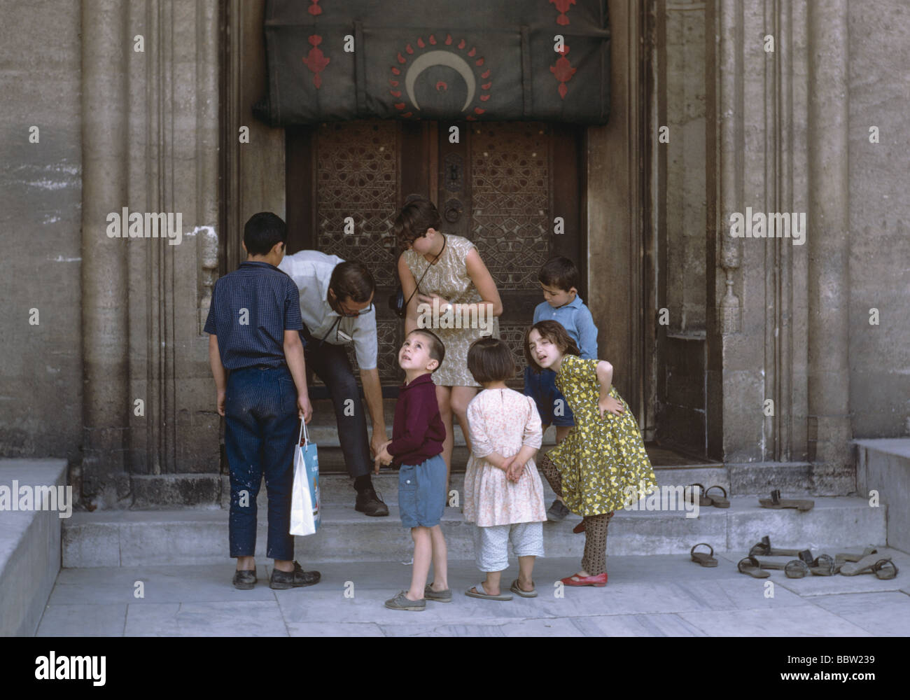 Los turistas y los niños turcos en frente de la Sokollu Mehmet Paşa Camii Sinan (1571), Estambul, Turquía Foto de stock