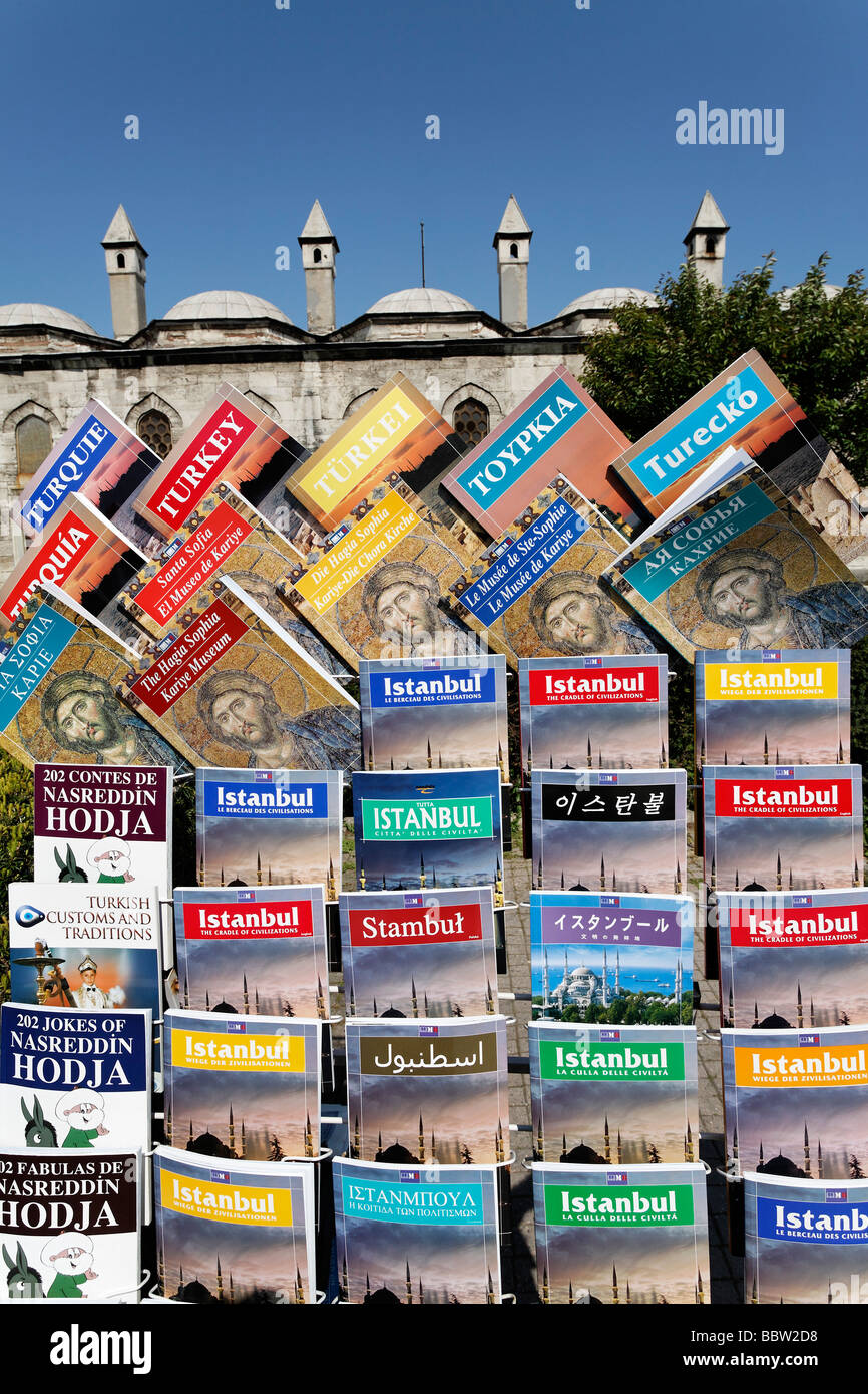Guías de ciudades de Estambul y de Turquía, en muchos idiomas, expuestos para la venta, la plaza de Sultanahmet, en Estambul, Turquía Foto de stock