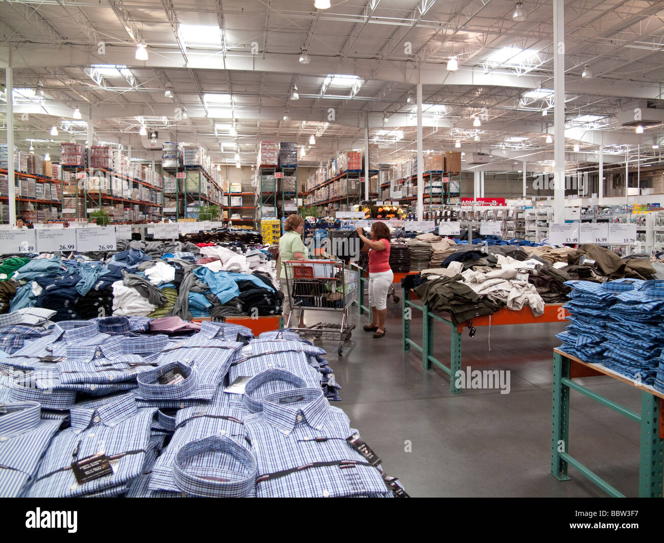 después de esto flotador Joya La ropa y los clientes en Costco almacén, EE.UU Fotografía de stock - Alamy