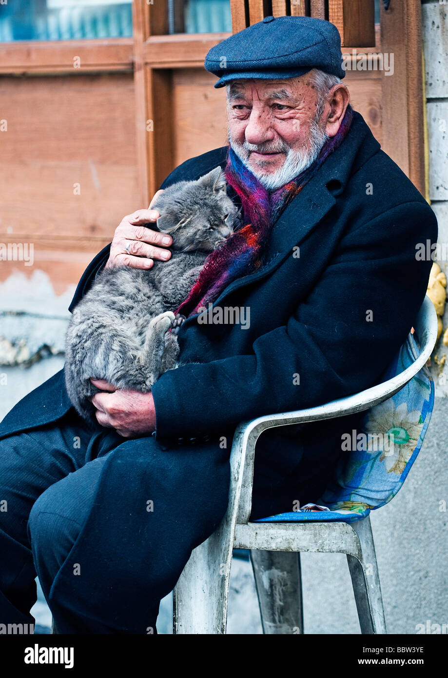Ankara, Turquía en abril de 2008 turco viejo hombre sujetando un gato Foto de stock