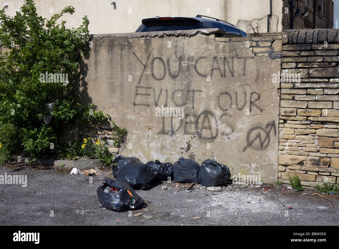 Rociaron graffiti orwelliano dejados por los residentes desalojados en prestados pared el páramo desierto ahora Foto de stock