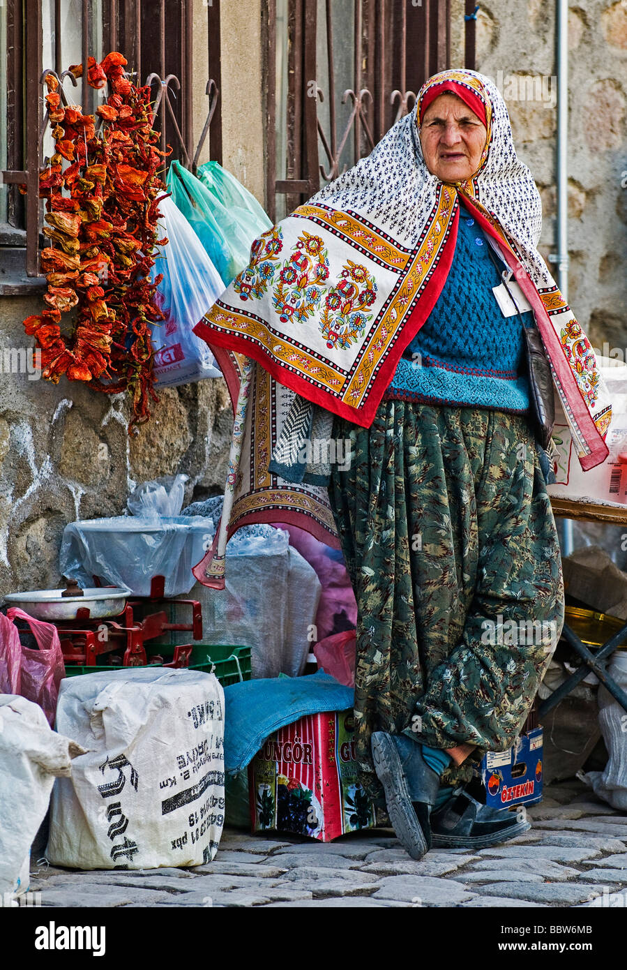 Traditional Older Turkish Woman Elderly Fotografías E Imágenes De Alta Resolución Alamy 3174