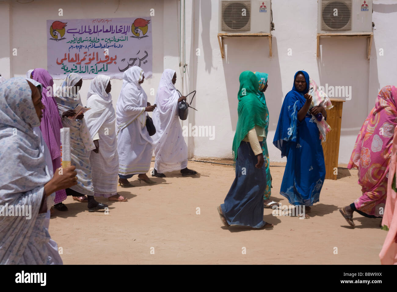 Señoras que asistieron a la primera conferencia internacional sobre mujeres de problema en Darfur, deje el lugar durante la pausa matinal Foto de stock