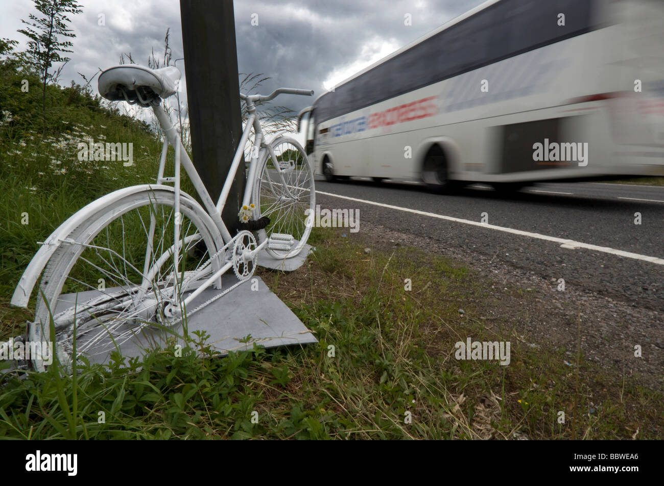Un fantasma de bicicletas - un ciclo pintadas de blanco encadenado a el lugar donde un ciclista resultó muerto en un accidente de carretera en la A23. Foto de stock