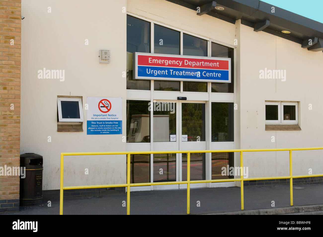 Entrada al Servicio de Urgencias del Hospital NHS East Surrey Redhill Inglaterra Foto de stock