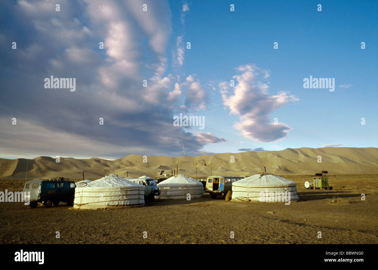 Oct 9, 2006 - ger camp en las dunas de arena de Khongoryn Els en el desierto de Gobi Gurvansaikhan del Parque Nacional en la Mongolia Exterior. Foto de stock
