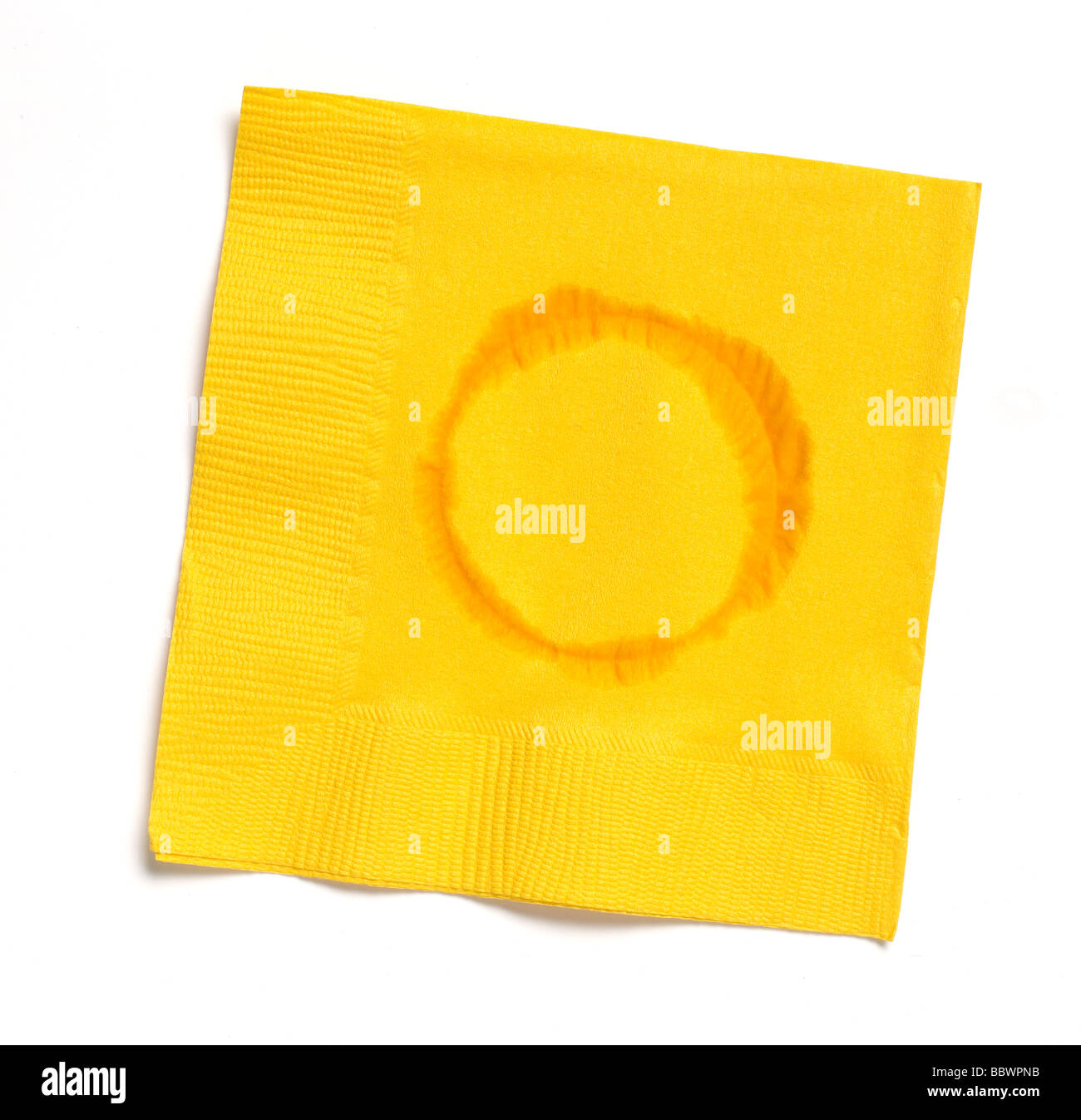 Servilleta de papel amarillo con anillo de agua Foto de stock