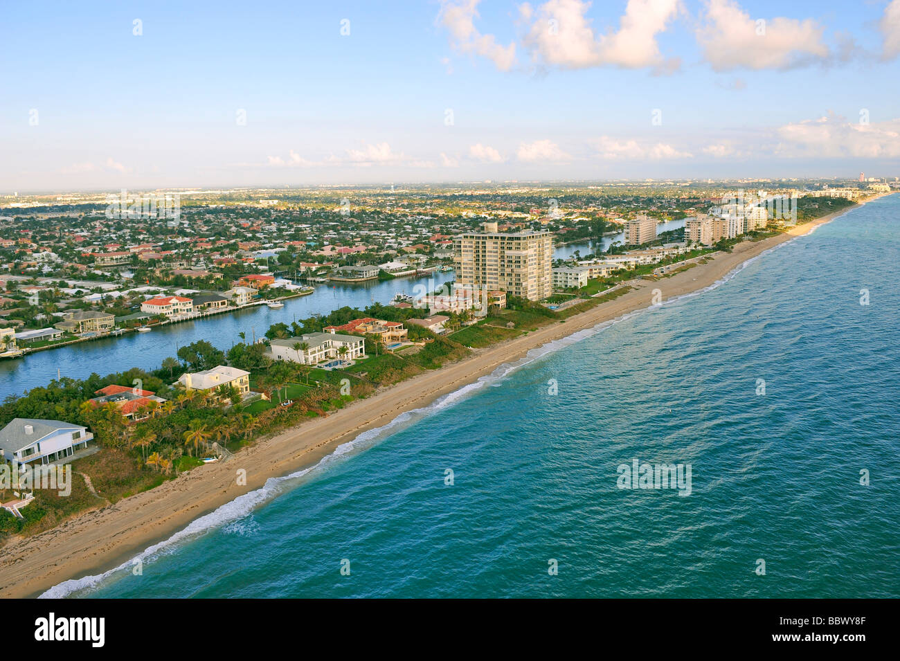 El sur de la florida condominios de lujo junto a la playa vista aérea Foto de stock