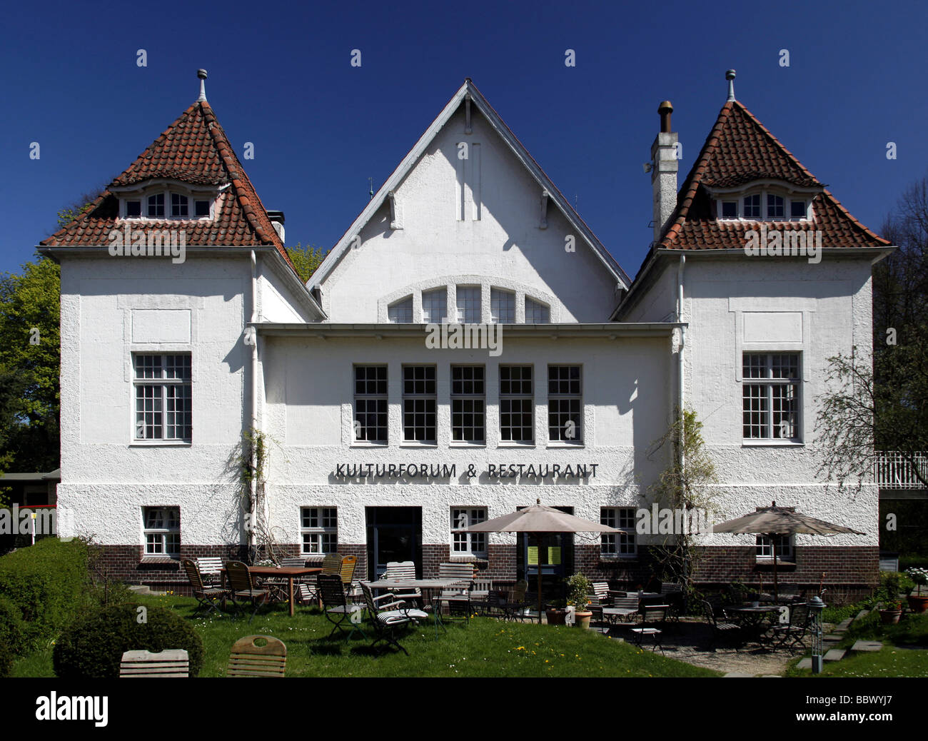Kulturforum cultural en un antiguo edificio de estilo Art Nouveau, piscina Ploen, Suiza de Holstein, Schleswig-Holstein, Alemania Foto de stock