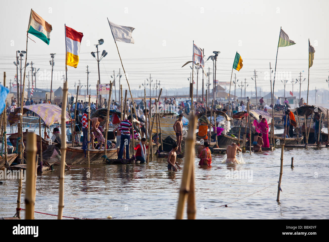 La población hindú de bañarse en el río Ganga confluencia en Allahbad India Foto de stock