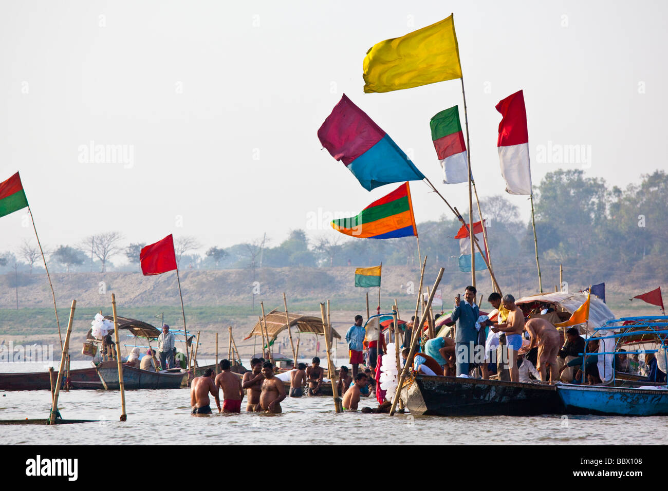 La población hindú de bañarse en el río Ganga confluencia en Allahbad India Foto de stock