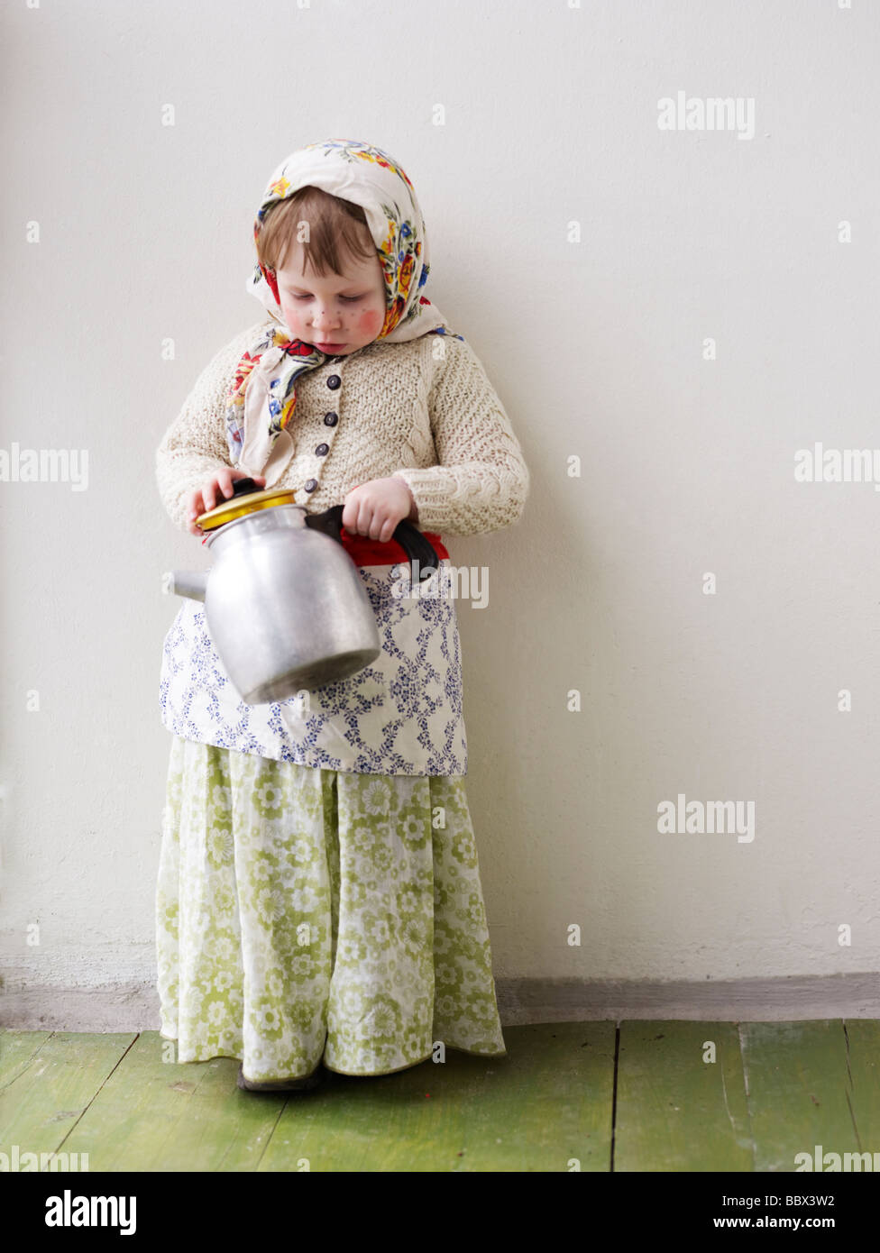 Una chica joven vestida como una bruja de Pascua en Suecia. Foto de stock