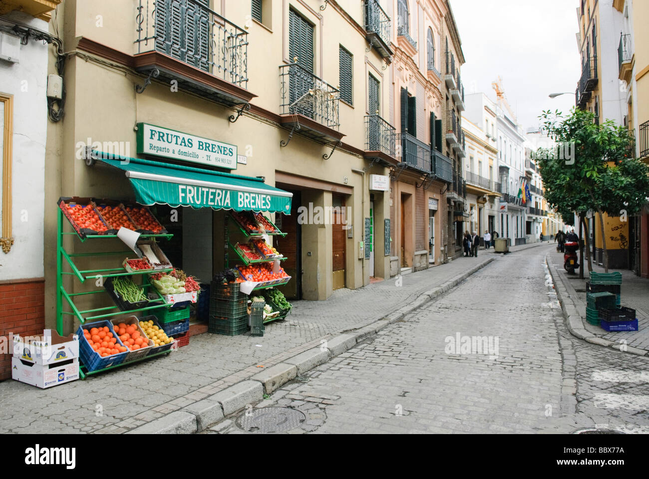 Tienda de frutas y verduras en Sevilla Andalucía España Foto de stock