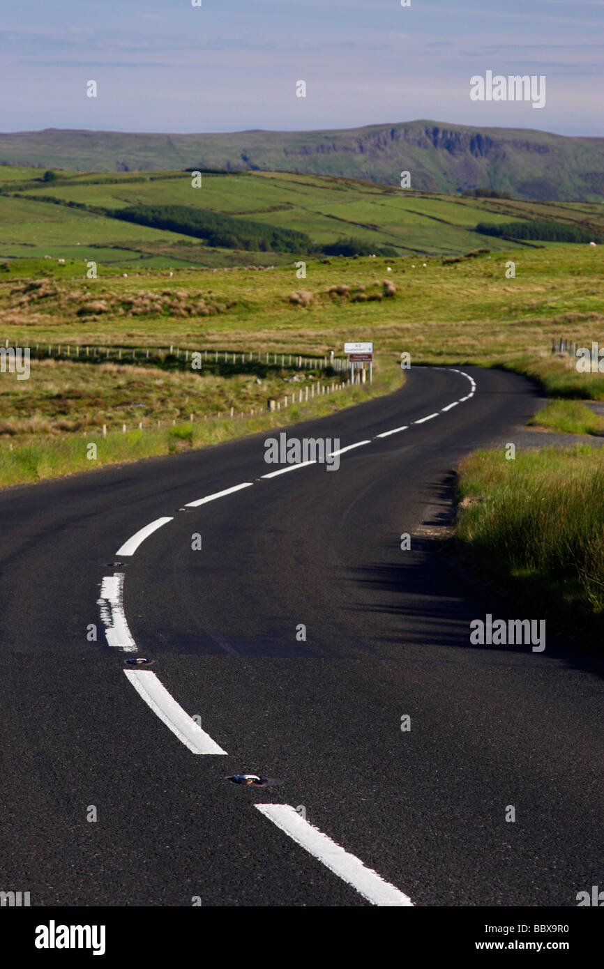 Moldeables zigzagueante carretera costera de Antrim ruta a través de las montañas en la meseta de Antrim county Antrim Reino Unido Irlanda del Norte Foto de stock