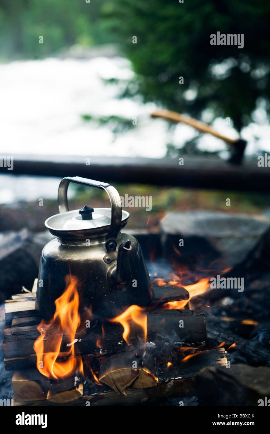 Hacer café encima de un fuego de campamento en Suecia. Foto de stock