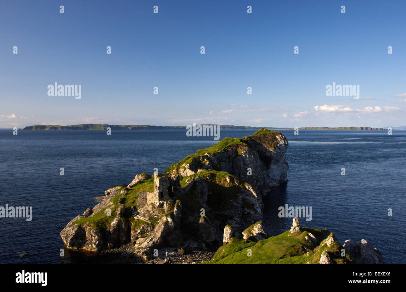 Castillo kinbane kinbane y cabeza blanca la cabecera con el mar y la Isla de Rathlin moyle en el fondo norte del condado de Antrim Foto de stock