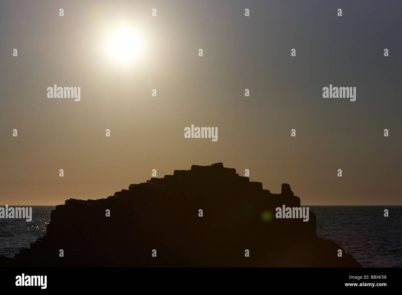 Puesta de sol sobre los Giants Causeway condado de Antrim de Irlanda del Norte Europa reino unido Foto de stock