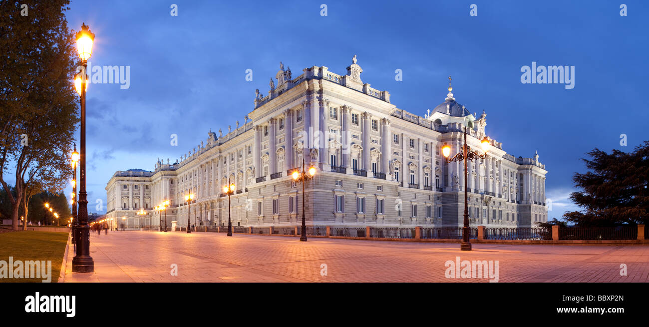 Palacio Real iluminado, Madrid, España Foto de stock