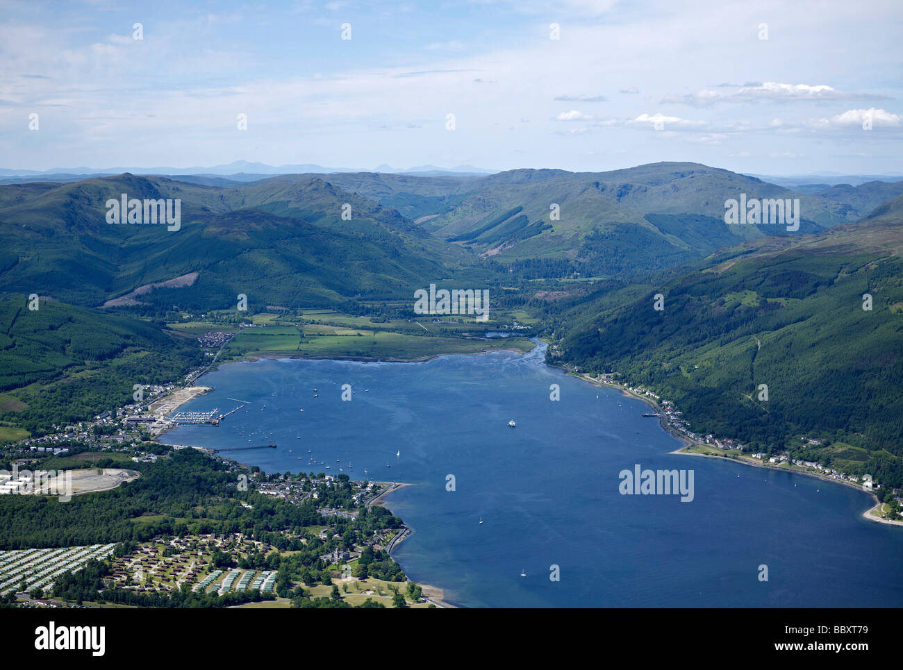 Arenal y Santa Loch, Escocia Occidental con el Argyll Forest y el Trossachs detrás Foto de stock