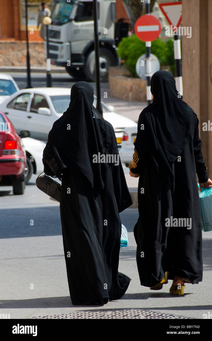 Las mujeres locales caminando por una calle en Nizwa Foto de stock