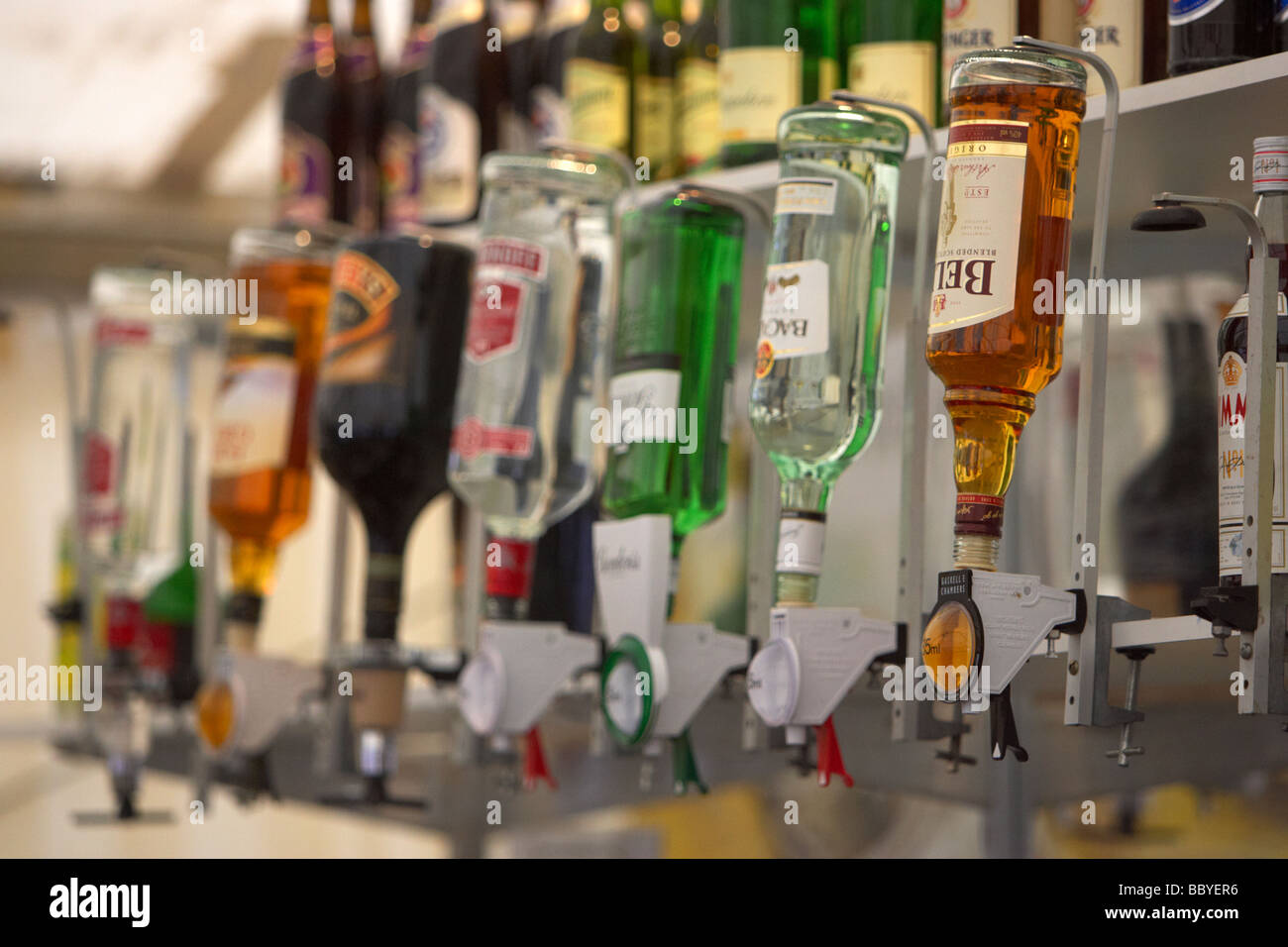 Fila de Bebidas Espirituosos y óptica en la barra de un bar pub en Irlanda Foto de stock