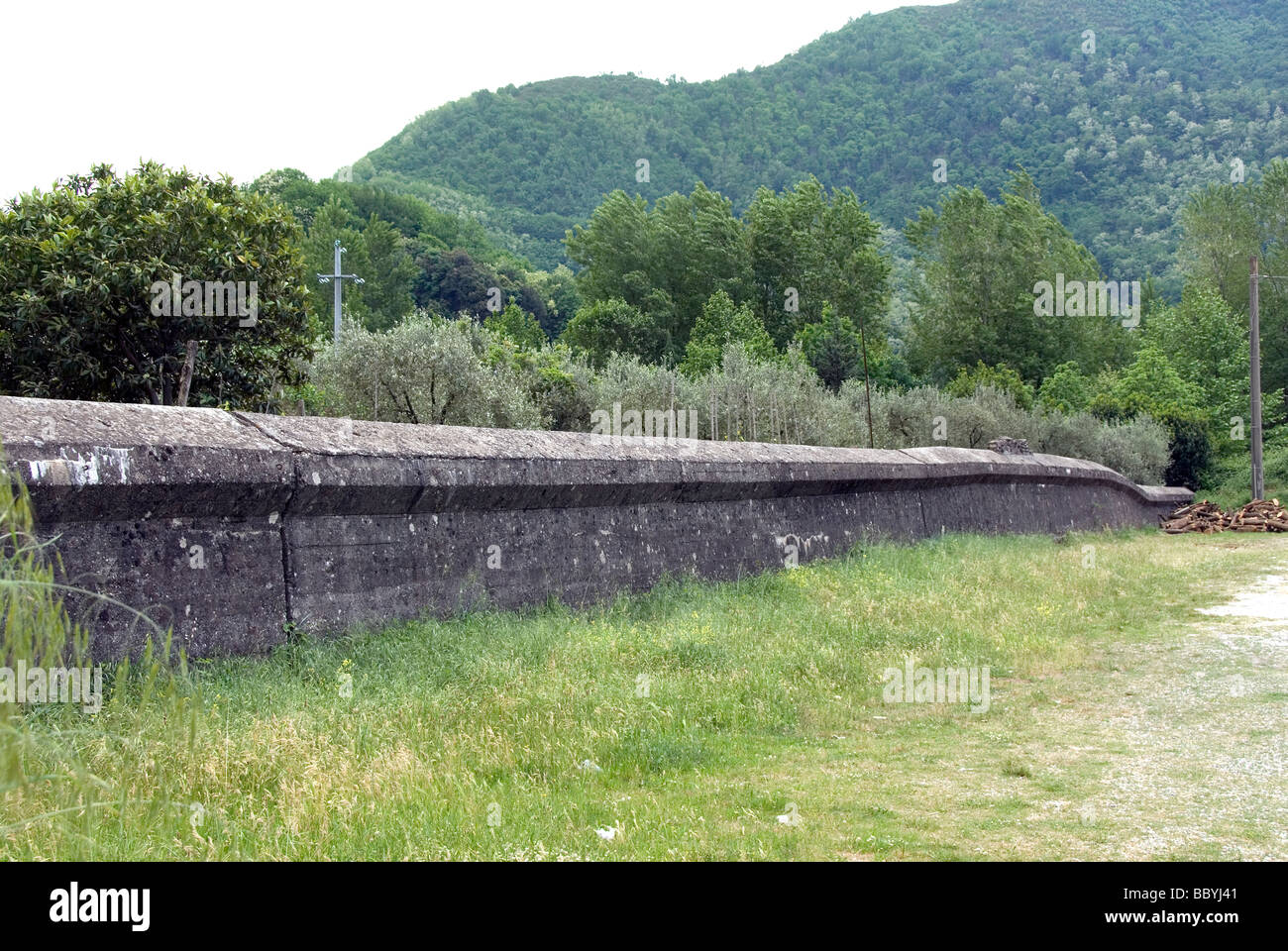 Muro de piedra que representa la línea gótica, línea defensiva alemana contra la arremetida aliada en la Segunda Guerra Mundial Foto de stock