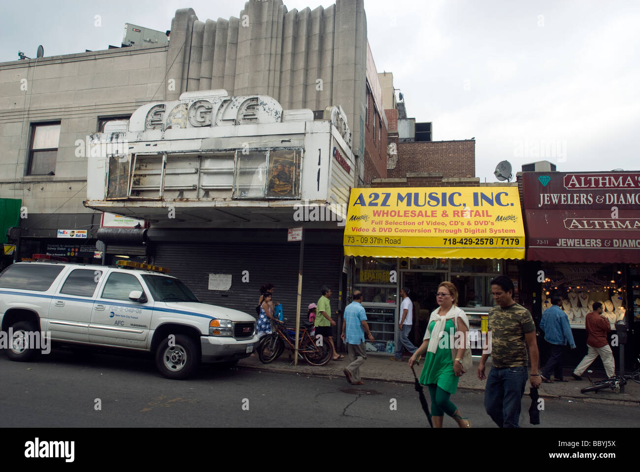El Águila cerrado Teatro en el barrio de Little India en Jackson Heights, en Queens, Nueva York Foto de stock