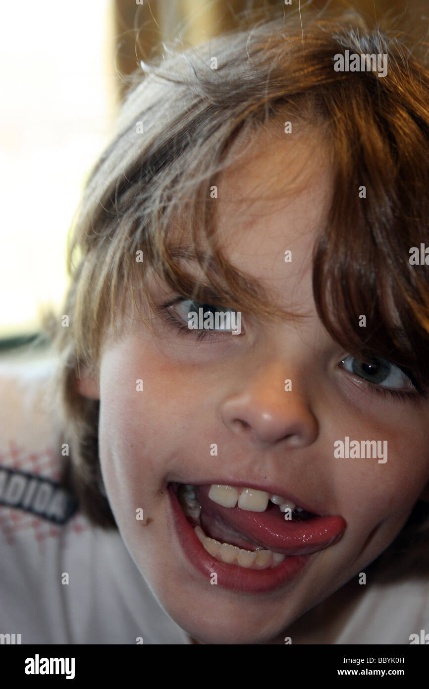 Kid haciendo goofy cara Foto de stock