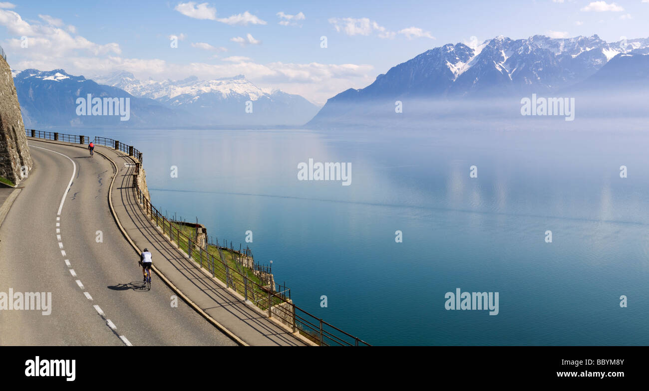 Ciclismo en la zona de patrimonio mundial de Lavaux, Vaud, Suiza Foto de stock
