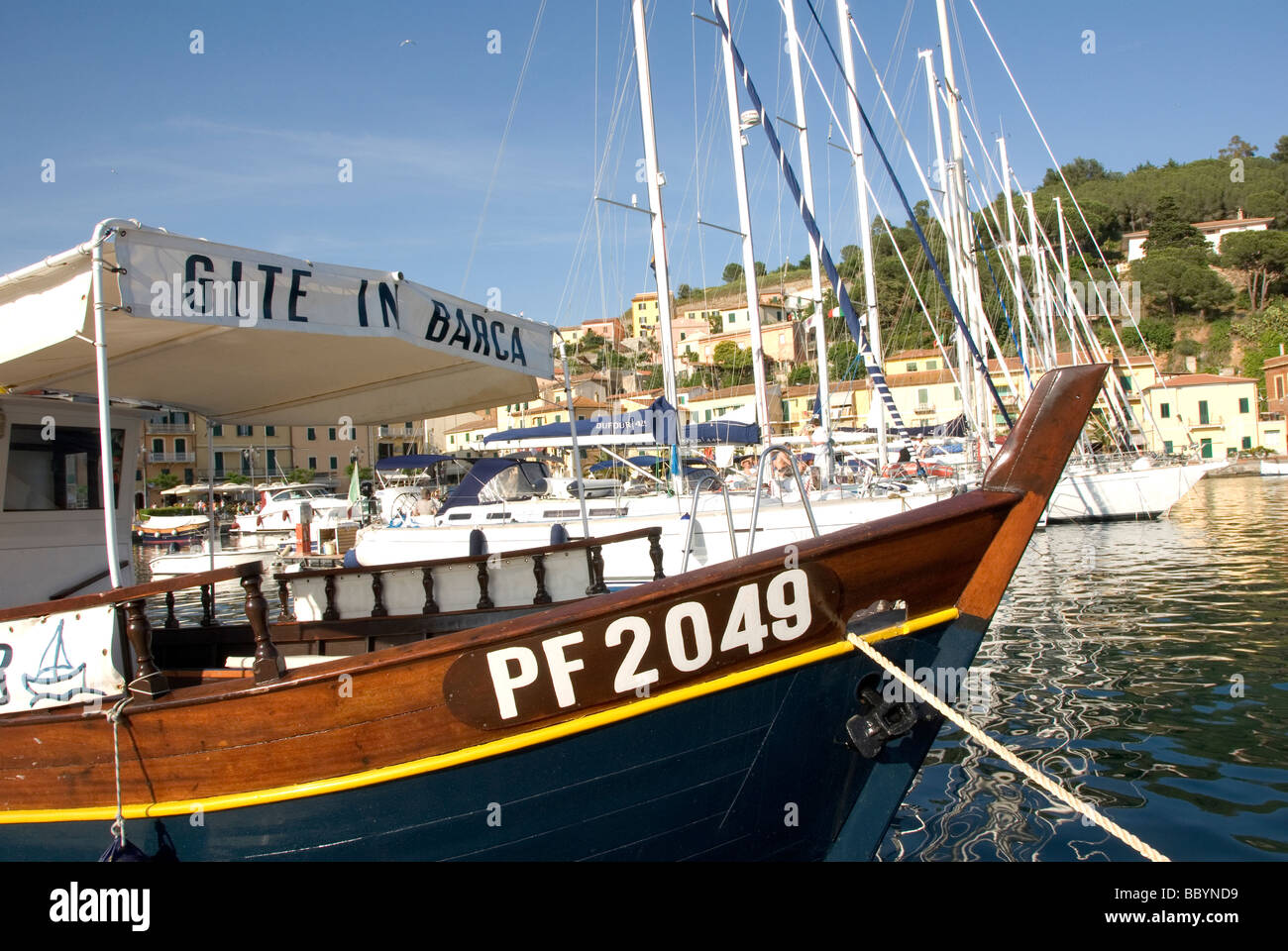 El Gite en barca (tours) Barco Barco en el puerto deportivo de Porto Azzurro, en la isla de Elba Foto de stock