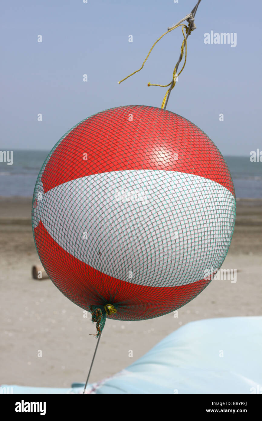 Bola flotante de un pequeño bote de vela en la playa Fotografía de stock -  Alamy