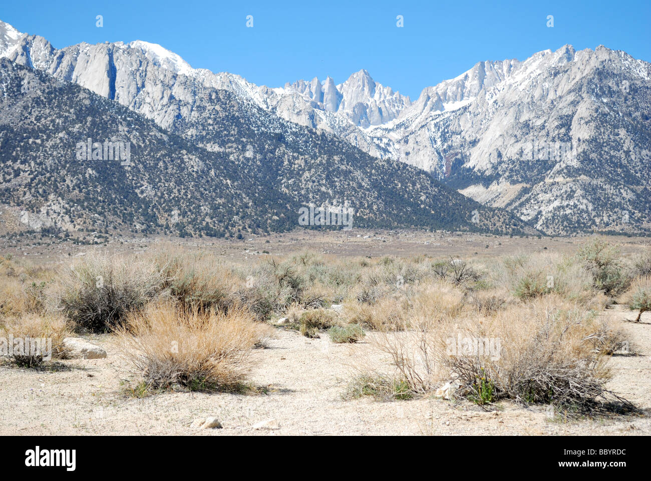 El Monte Whitney, el pico rocoso en el centro del desierto de Mojave, cerca de la ciudad de Lone Pine en el Owens Valley CA USA Foto de stock