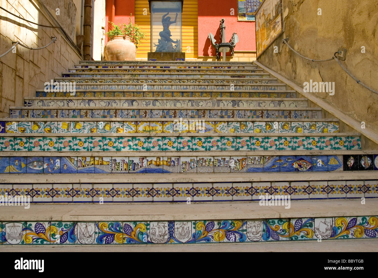 Baldosas de cerámica, escaleras decorativas, Sciacca, Sicilia, Italia, Europa Foto de stock