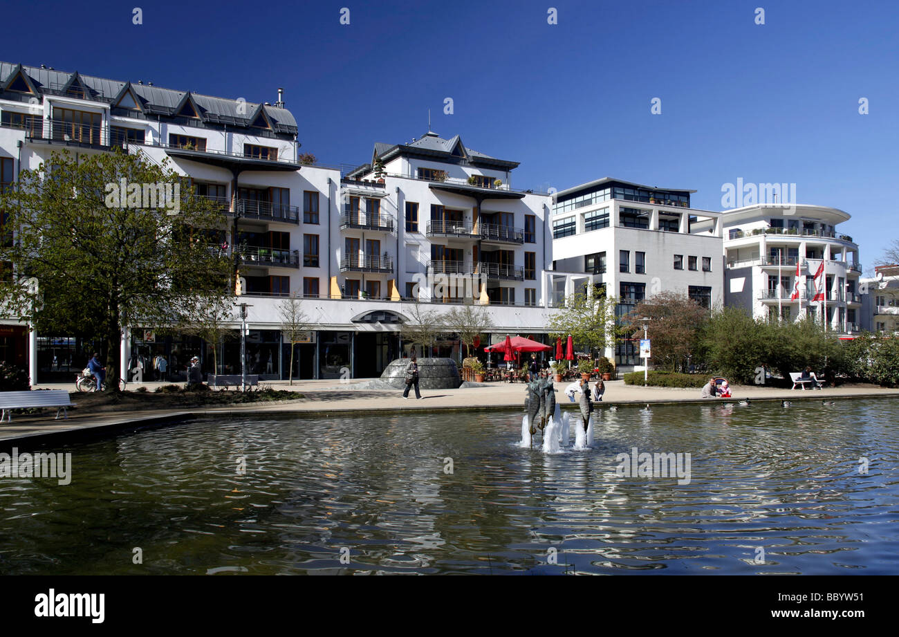 Los edificios comerciales y residenciales en el nuevo centro, Timmendorfer Strand, Ostholstein Holstein, Schleswig-Holstein, Alemania Foto de stock