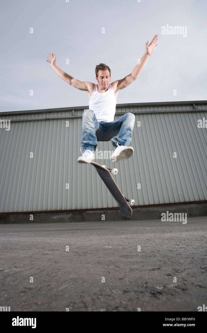 Skater haciendo un truco flip Foto de stock