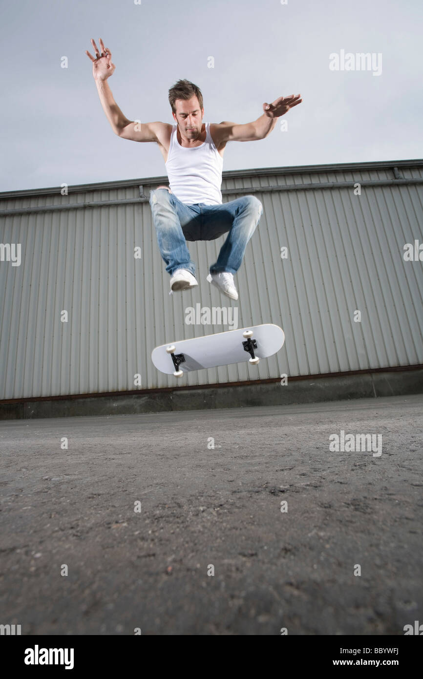 Skater haciendo un truco flip Foto de stock