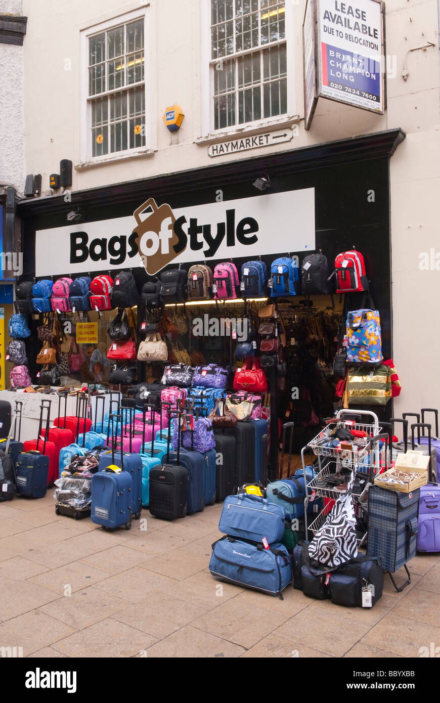 Maletas de viaje, mochilas y bolsas para su venta fuera de una tienda  británica en Norwich llamados bolsas de estilo Fotografía de stock - Alamy