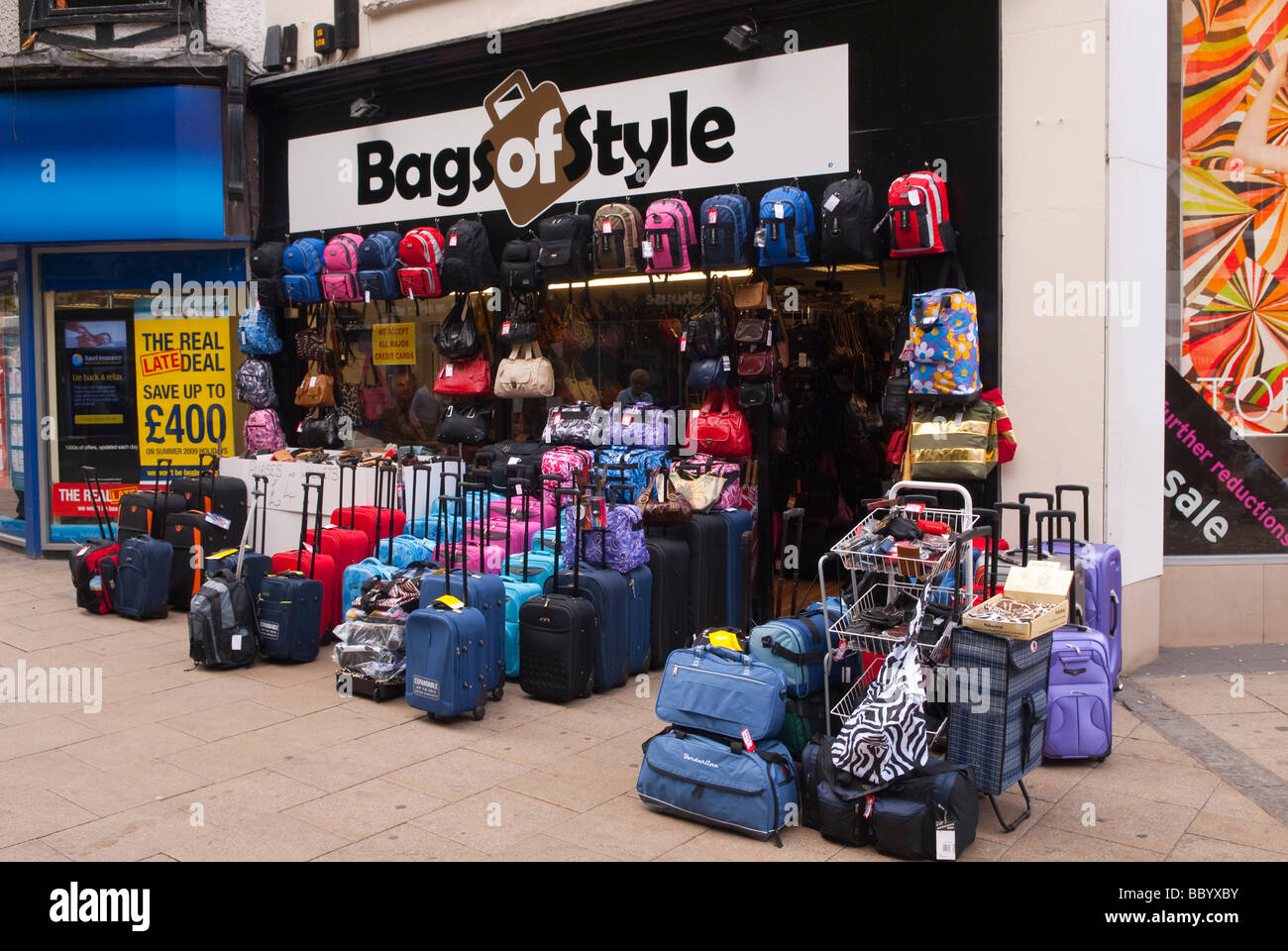 Maletas de viaje, mochilas y bolsas para su venta fuera de una tienda  británica en Norwich llamados bolsas de estilo Fotografía de stock - Alamy