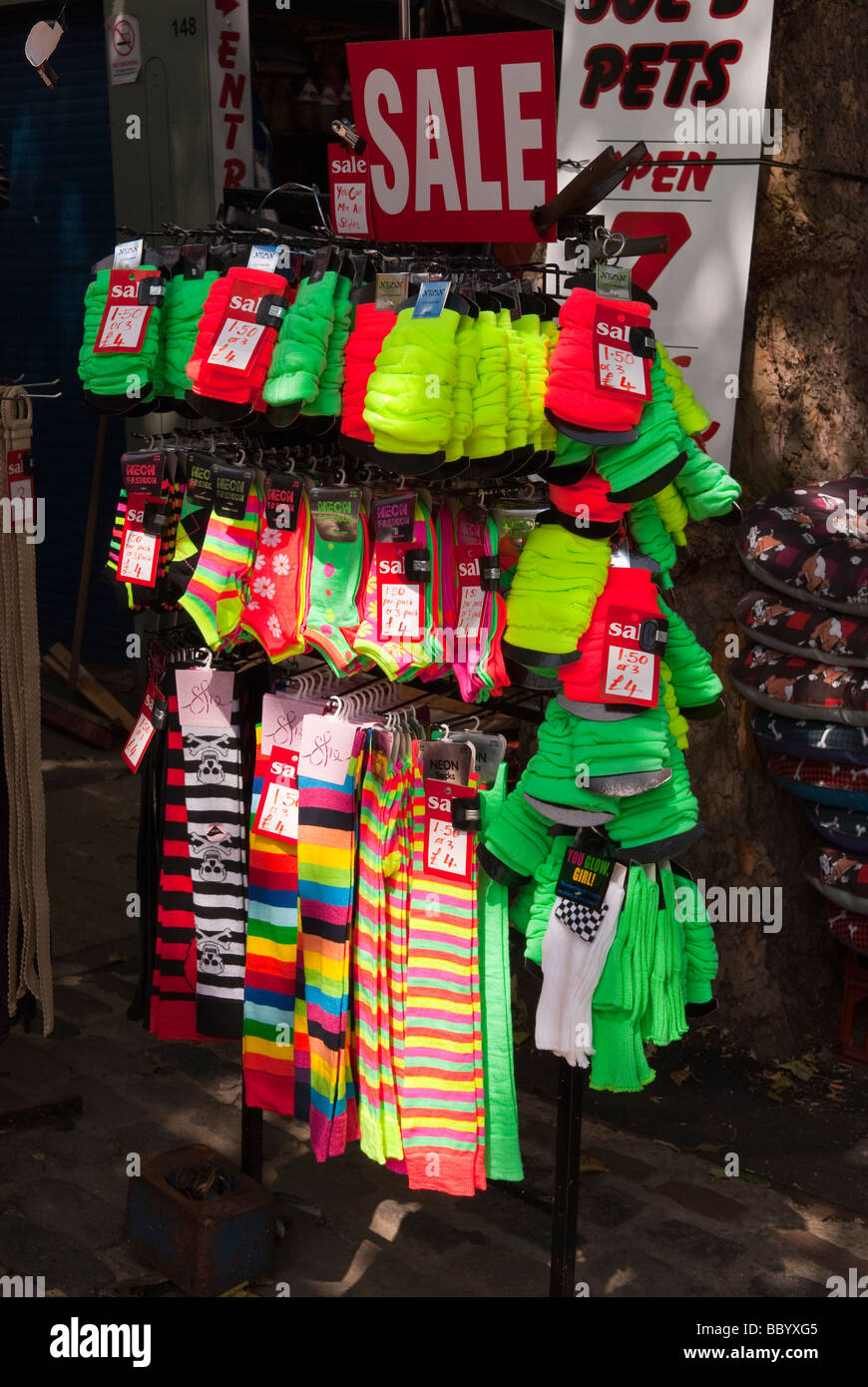 La ropa fluorescente de colores brillantes para la en un mercado al aire libre cale en Norwich Norfolk Uk Fotografía de stock - Alamy