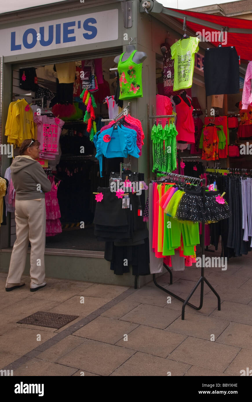 La ropa fluorescente de colores brillantes para la venta en un mercado al  aire libre cale en Norwich Norfolk Uk Fotografía de stock - Alamy
