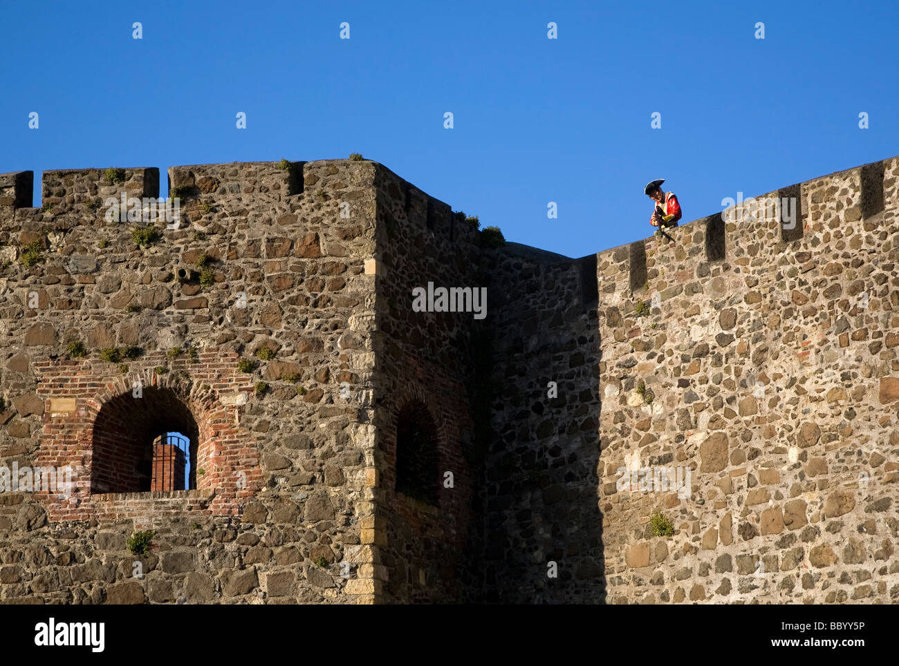 Soldado ficticio en el parapeto del siglo xii muros del Castillo de Carrickfergus, en el condado de Antrim, Irlanda del Norte Foto de stock