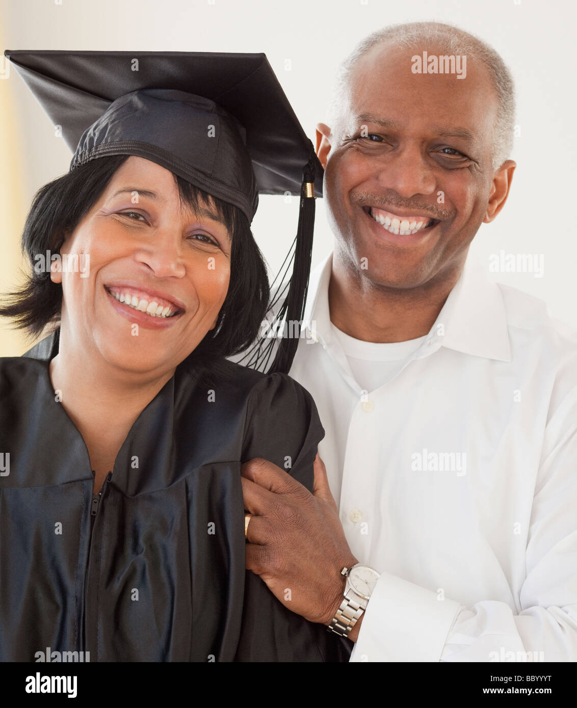 Mujer Africana se gradúan con marido Foto de stock