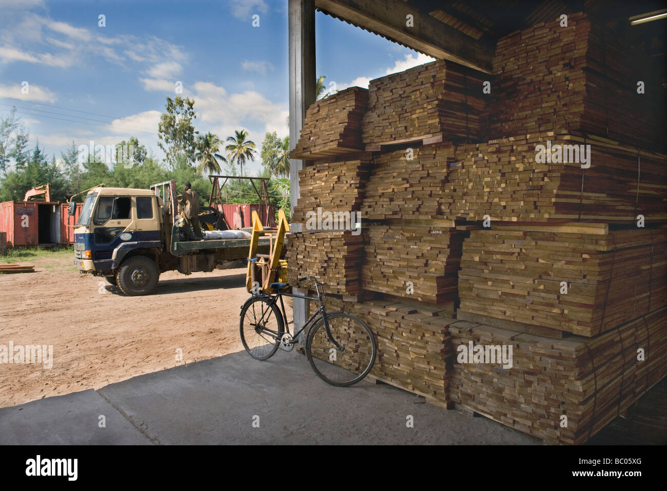 Tablones de madera para pisos cortadas para la exportación en un aserradero Quelimane, Mozambique Foto de stock