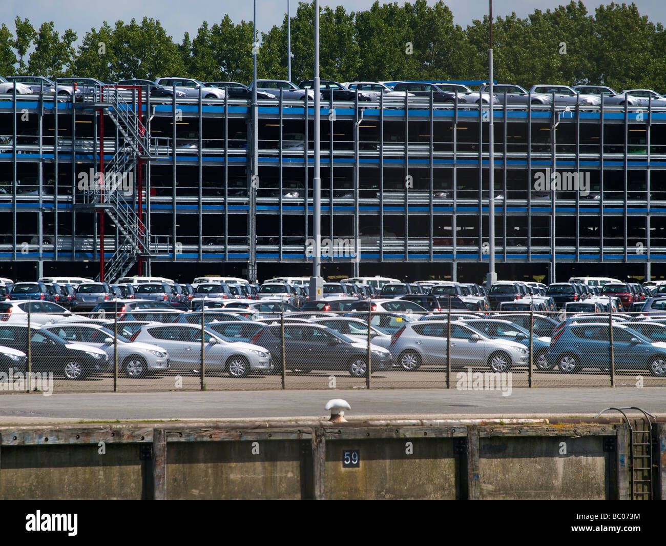 Autos japoneses importados en el puerto de Rotterdam Foto de stock